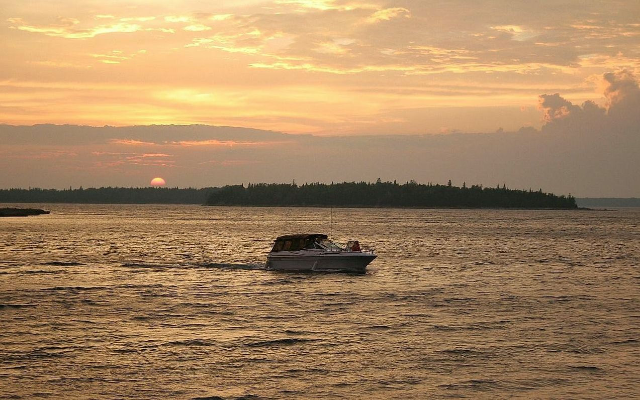 La orilla del lago al atardecer