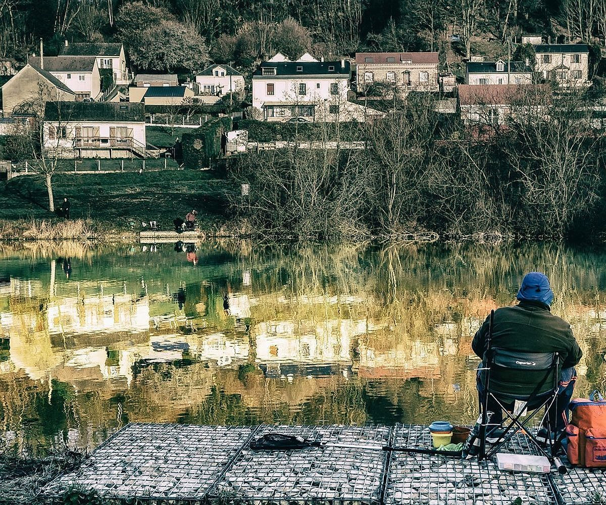 Grupo de pescadores preparando redes de pesca en el lago