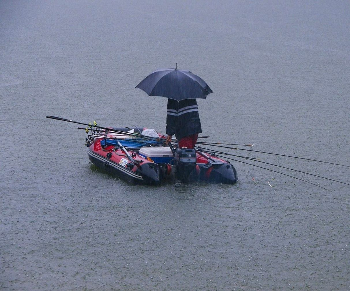 Orilla del río con equipo de pesca